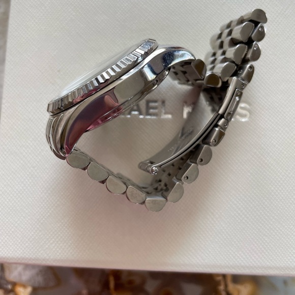 Michael Kors women’s Lexington stainless steel oversized watch - Picture 6 of 8